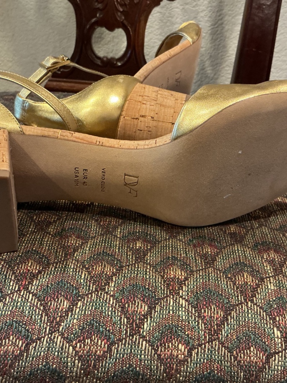 Gold Diane Von Furstenbeg leather sandals & matching purse. Purse is not DVF. - Picture 7 of 11